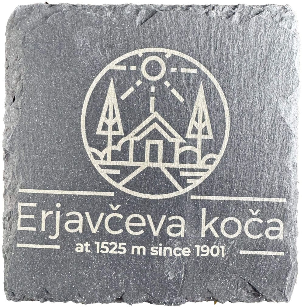 Logo della capanna Erjavčeva in pietra 2025 (LCST-27-S3)